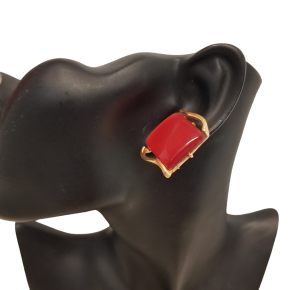 COROCRAFT 1950S CHERRY RED SQUARE LUCITE & GOLDTONED CLIP ON EARRINGS - Picture 2 of 7